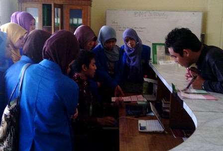 Beberapa mahasiswa STAIN Samarinda sedang mempelajari sistem menejemen BMT At-Ta'awun FIAI UII 